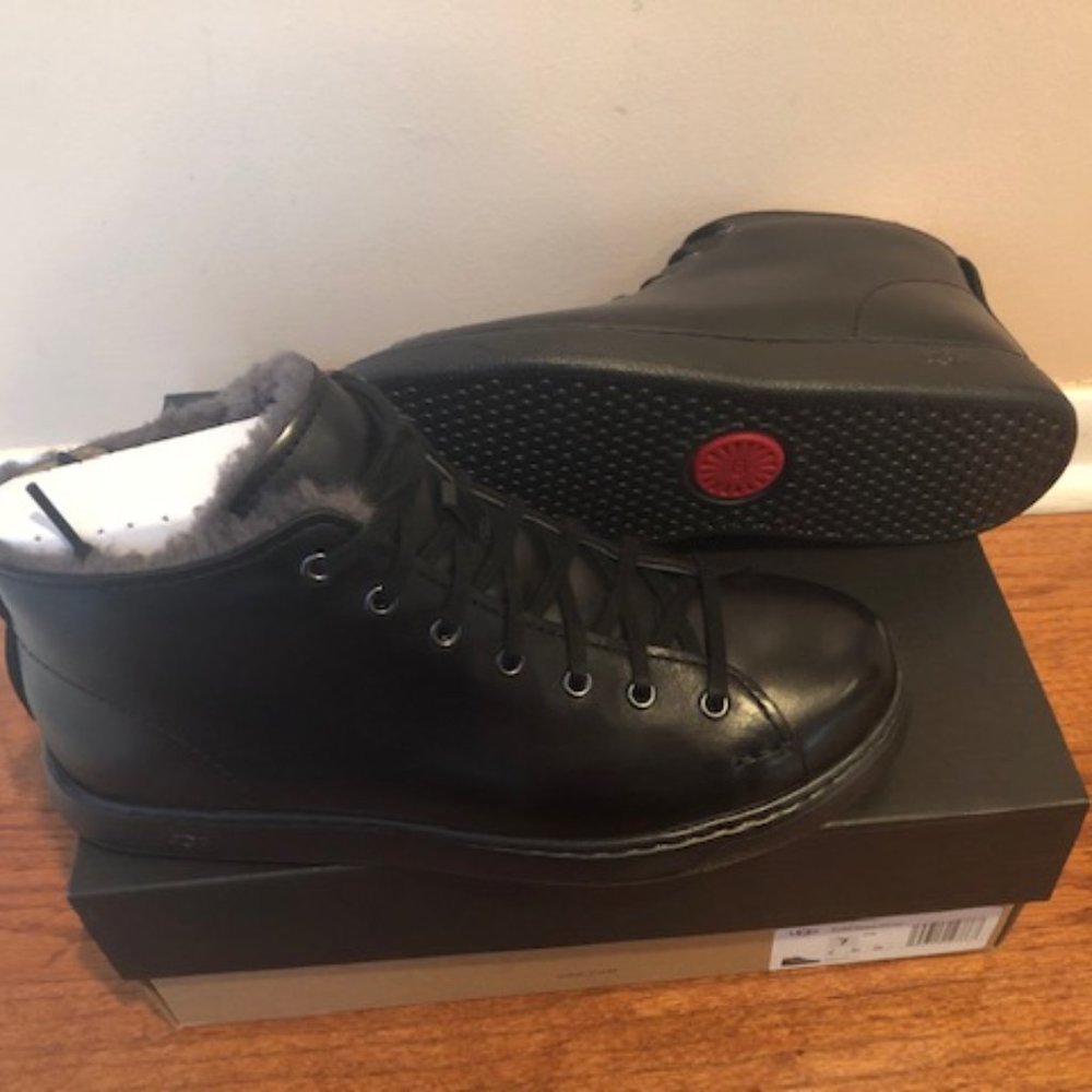UGG Pismo black leather sneaker. Size: 9, 10 - Picture 6 of 10